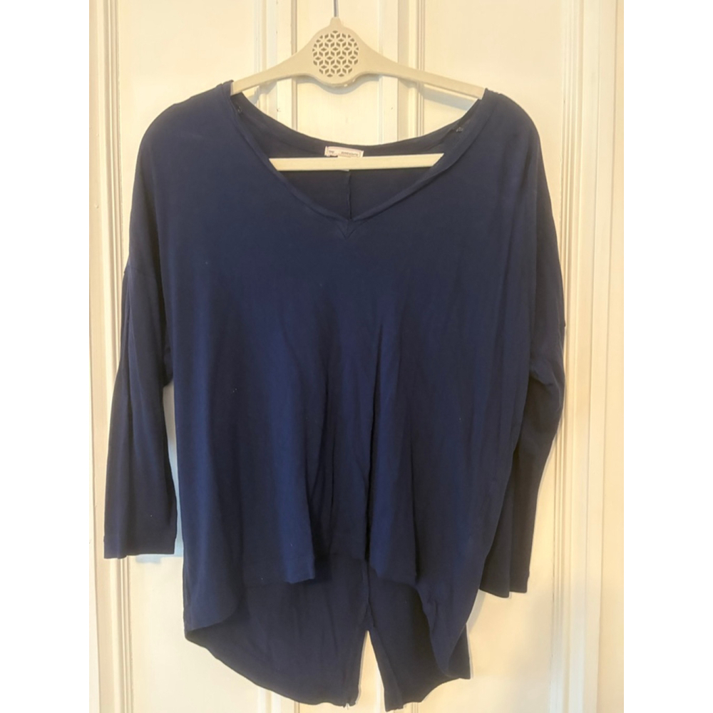 Gap womens Navy v-neck long Sleeve Tee with Split Back, Size S